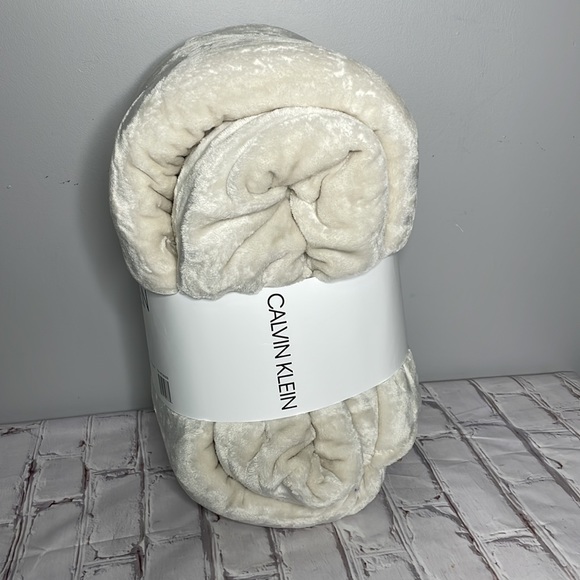 Calvin Klein Queen Sized Soft Fleece Blanket - Picture 4 of 5